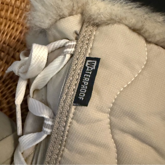 Quechua Women's Beige Winter Boots - Picture 8 of 9